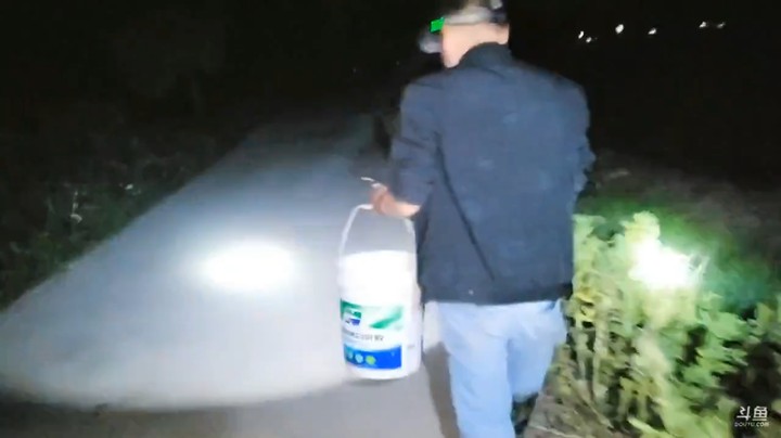 五毒和强哥晚上去钓黄鳝，很需要耐心啊