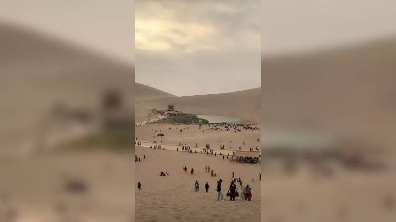 今天礼拜天很多人来甘肃敦煌月牙泉拍照