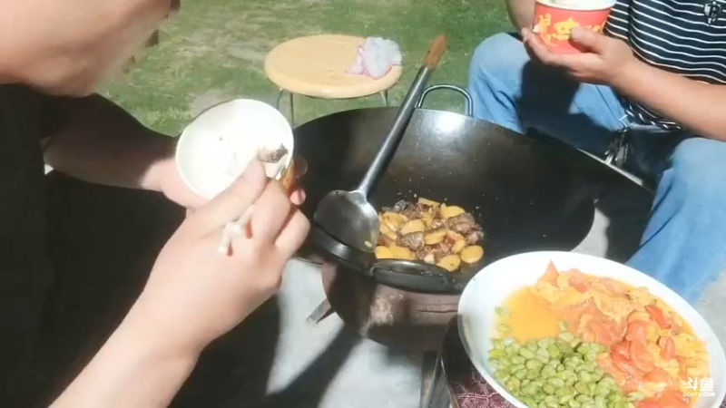 肖哥不在，除了吃饱没节目，五毒说今天礼物拉了