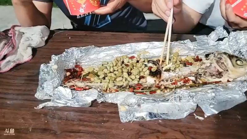 肖哥等四个吃一条烤鱼还放了豆子，真是美滋滋