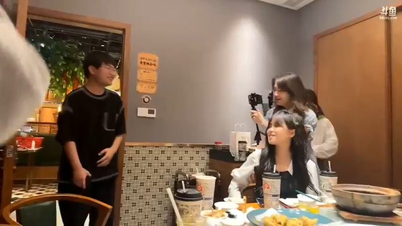 呆妹对右手说你可以的，大家都羡慕他啊