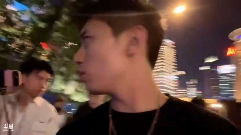 博哥在上海问水友问题，回答正确给红包的