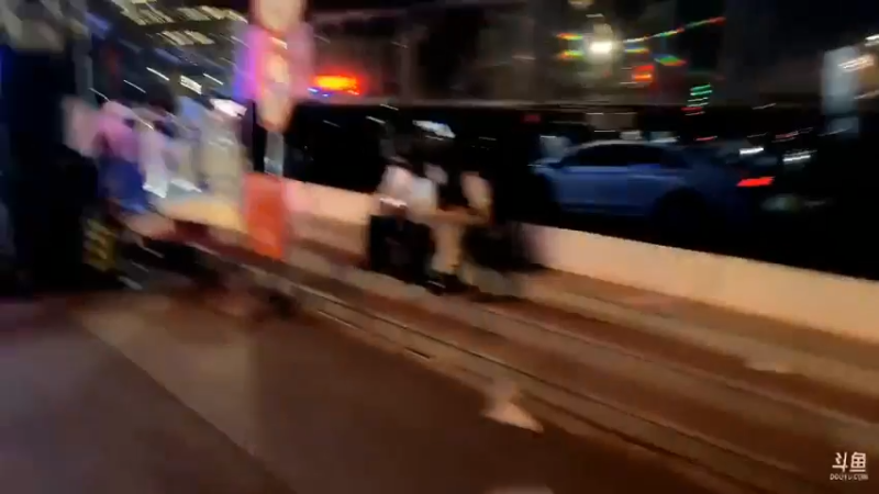 博哥和伞皇一帝在上海找东方明珠合影，我们是季军