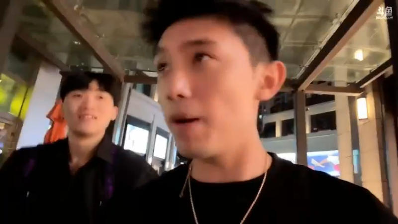 博哥和几个人坐车去一个地方，让水友来找到