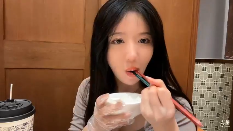 呆妹和叶知秋姐妹吃饭，结果来了几个男水友