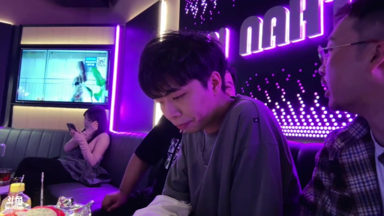 【2023-04-30 22点场】别问问就黑皮：今天不播 准备接机