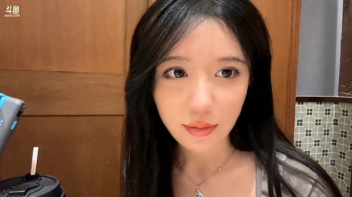 呆妹和美女吃饭，对面小姐姐很可爱，呆妹身材真好