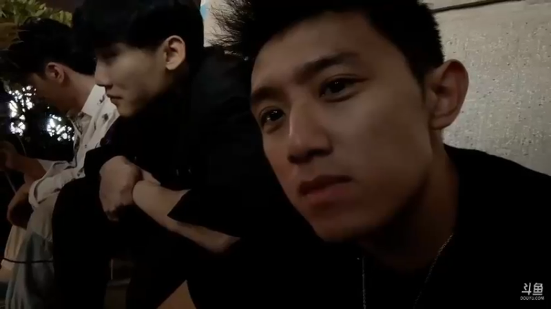 上海粉丝来和博哥见面，送488红包，铁粉啊