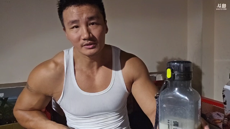 原来做健身这一行不仅得吃蛋白粉增加肌肉还要吃止痛药使肌肉不痛