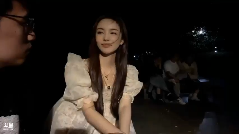 博哥和美女阿男在西湖游玩，最后博哥背着她走路