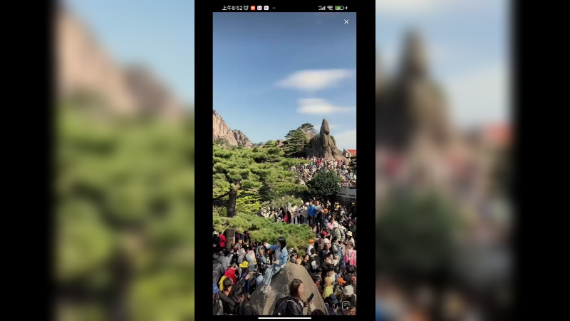 今天5月2日很多人去黄山旅游，迎客松附近都是人