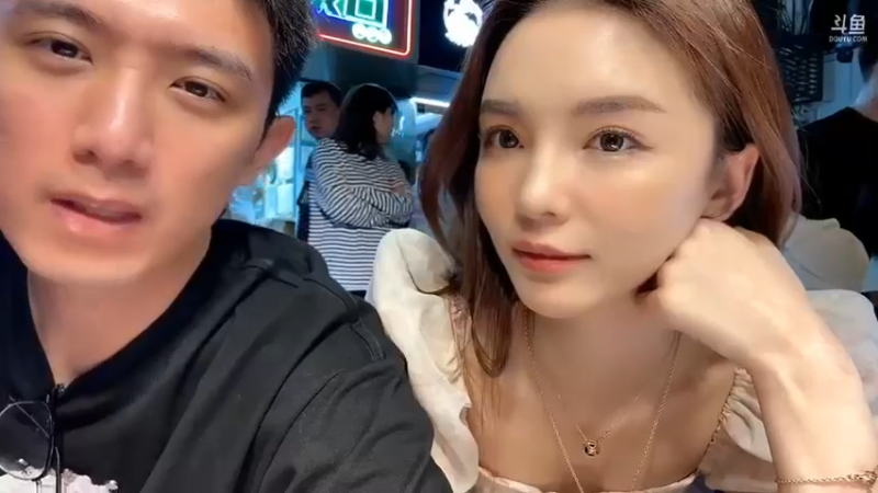 博哥带美女啊男在西湖游玩，这里人好多，美女可以喝冰的