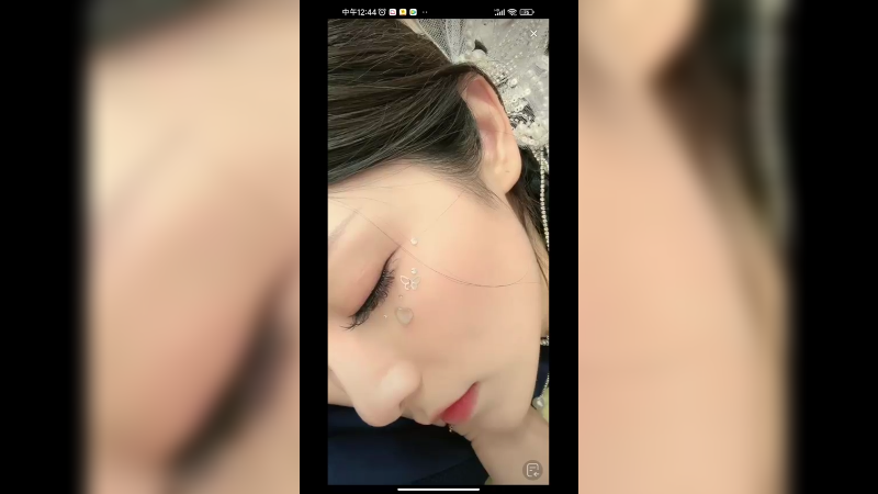 美女叶子走秀完就下来休息了