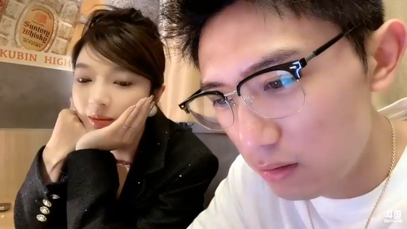 博哥和美女合影，他要开美颜，因为皮肤不好