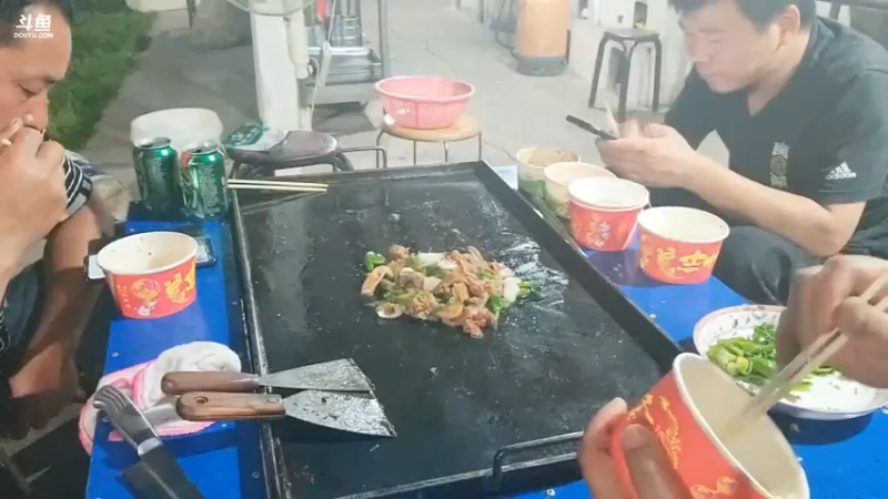 强哥做菜煎肥肠啊，肖哥赶回来吃