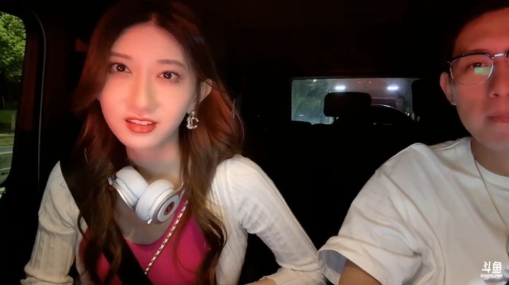 博哥和美女在车上聊天，美女中途下车走了