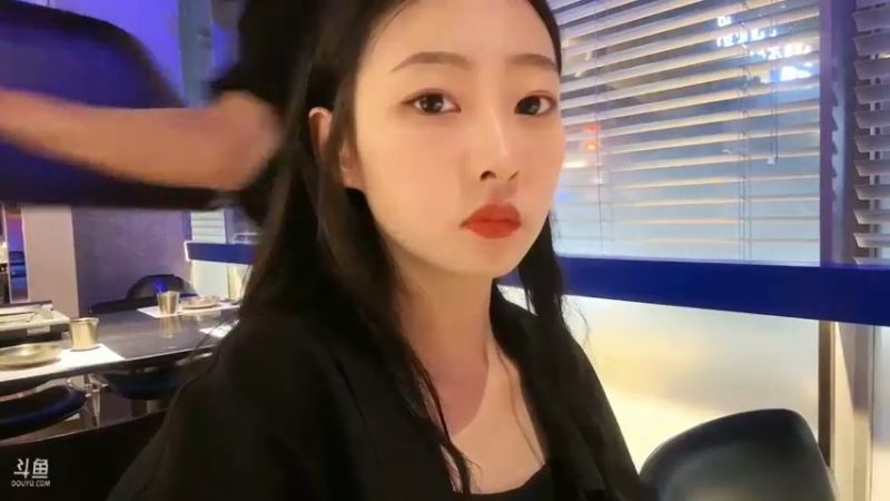 宁咩咩和美女闺蜜吃韩餐真好看