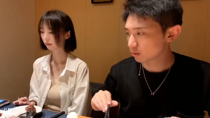 博哥和美女吃饭，美女还是很优雅啊