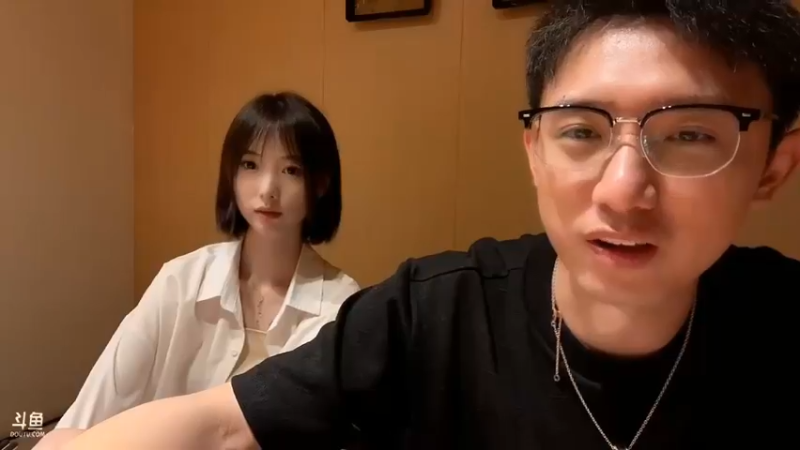 博哥和美女吃完饭了，美女还是很可爱的