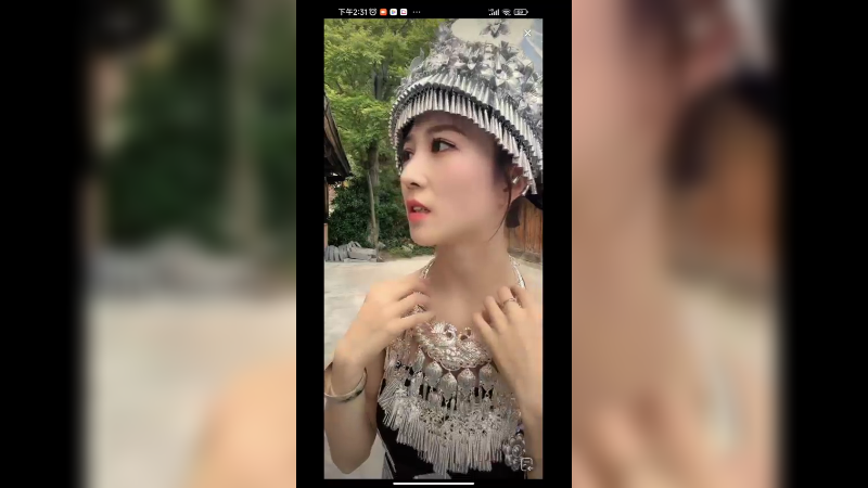 美女穿民族服饰在贵族直播，真好看啊