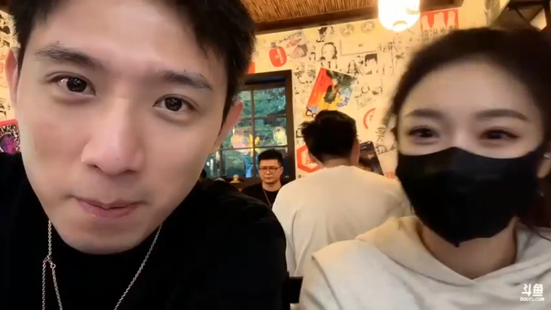 博哥又和一个美女吃饭去了