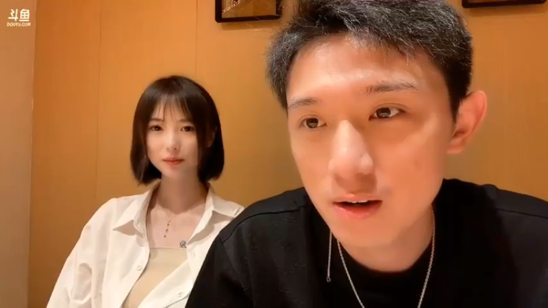 博哥和美女吃饭，大家说她前男友在看直播