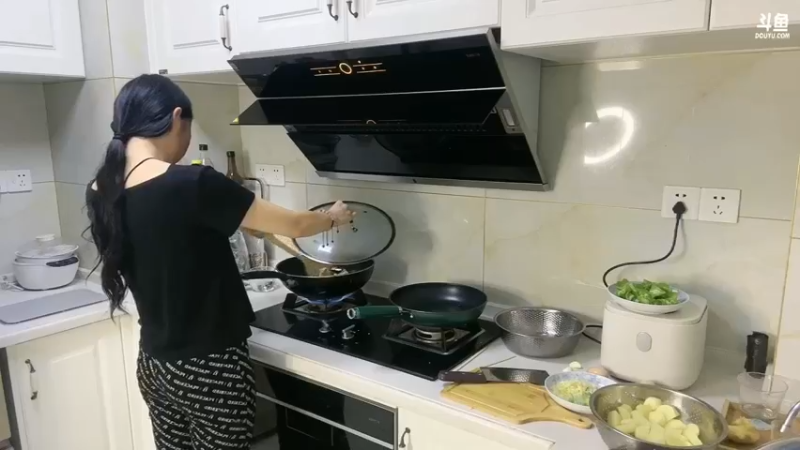 美女咩咩直播做饭，这脸都不用化妆了，挖煤的