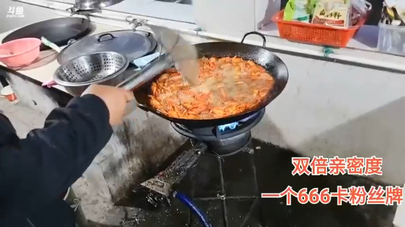 强哥做小龙虾，，肖哥想吃