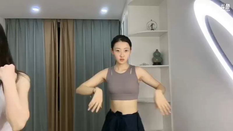 美女咩咩大晚上健身，好可爱