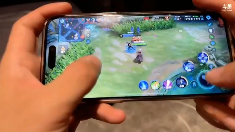 博哥玩王者荣耀玩的好认真啊，大家说这什么水平