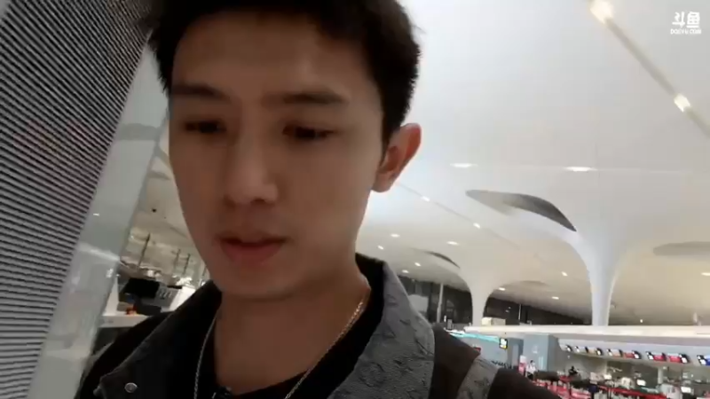 博哥收到100个钻粉要带美女阿男坐飞机去广州