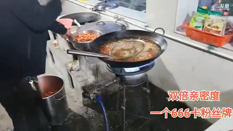 强哥做小龙虾，肖哥看着感觉工作量大啊