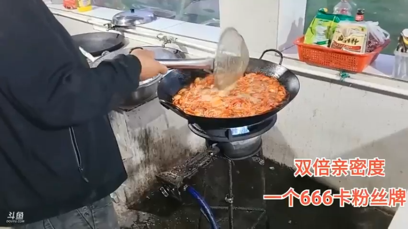 肖哥今天搞活动啊，大哥送飞机弹幕送小龙虾了