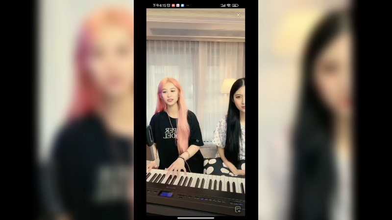 双胞胎美女直播，小姐姐自弹自唱很好听