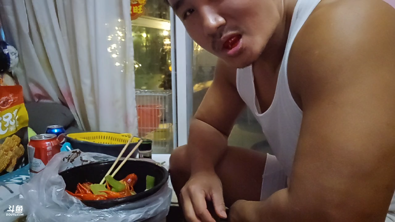 一个月的房租要九千块钱，女人不回家外面那么好吗？