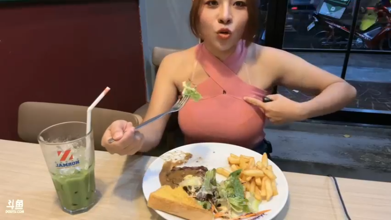 美女在泰国直播吃饭，真好看啊