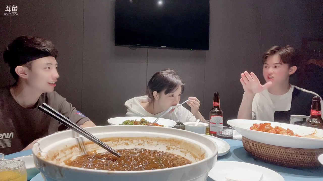【2023-05-05 18点场】唐6儿：【小奶团】黄金双倍卡6点左右户外吃饭