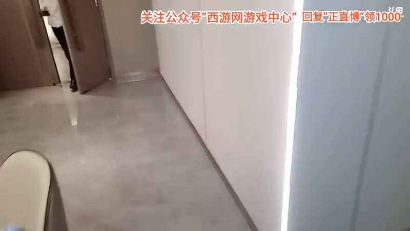 博哥和大家吃饭聊天，终于到第二桌