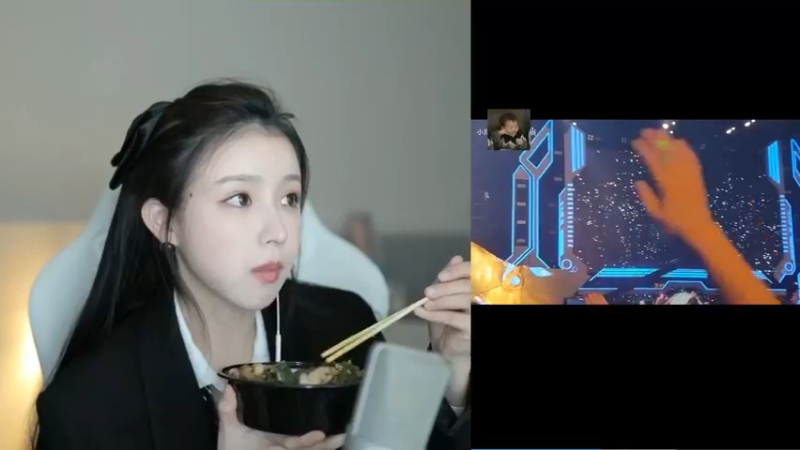 美女二珂吃饱看表演好可爱