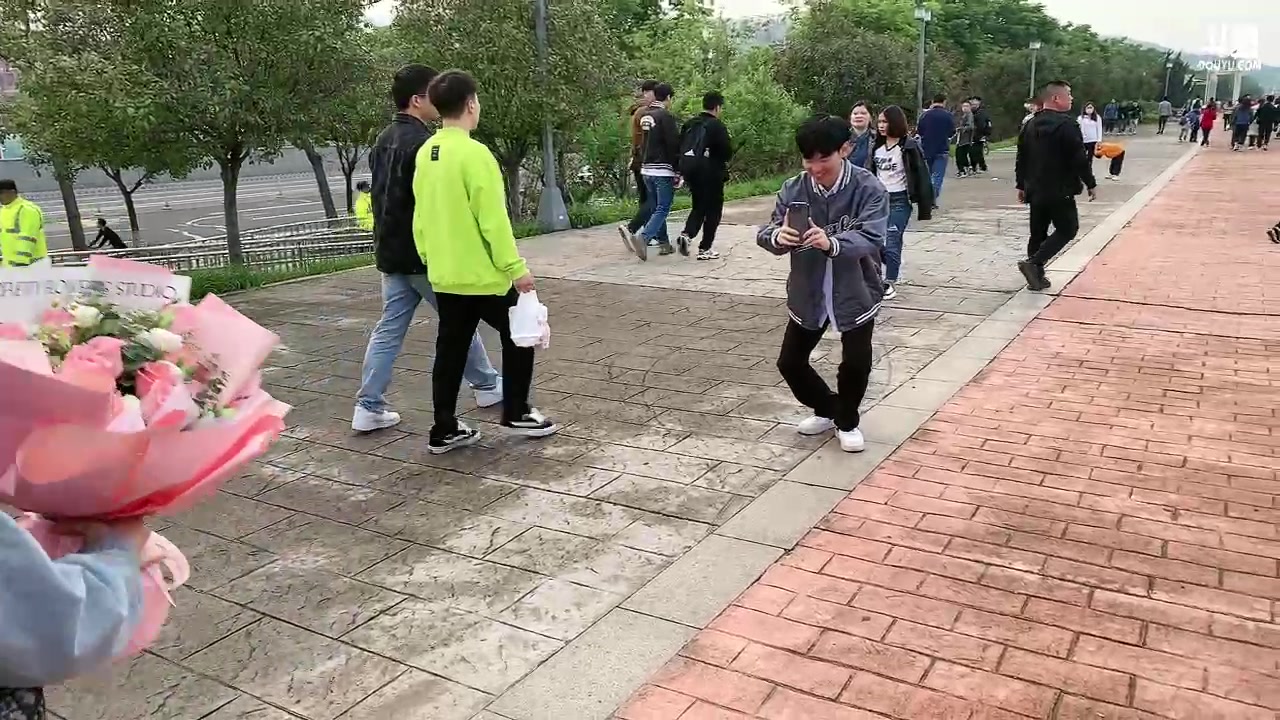 【2023-05-11 18点场】郑伟丶：晚上去景区看烟花表演