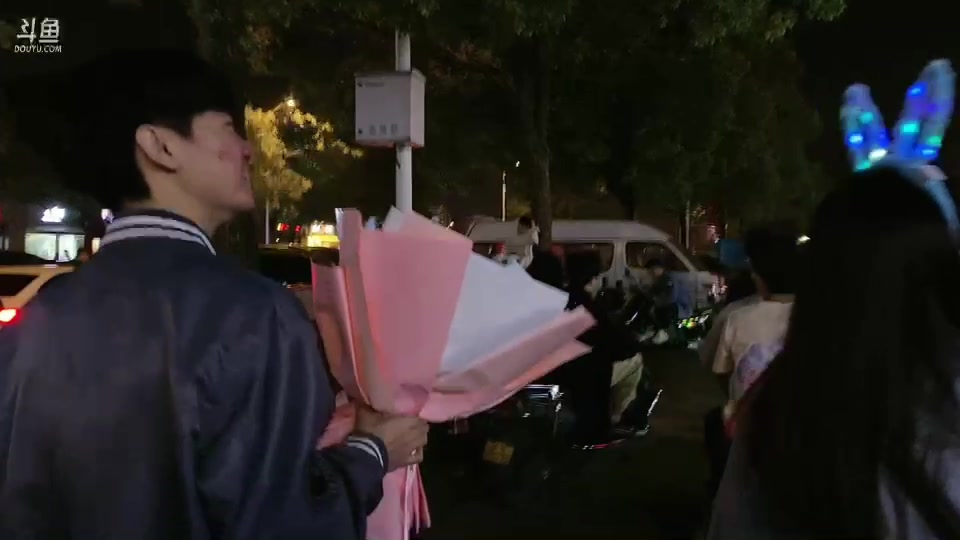 【2023-05-11 20点场】郑伟丶：晚上去景区看烟花表演