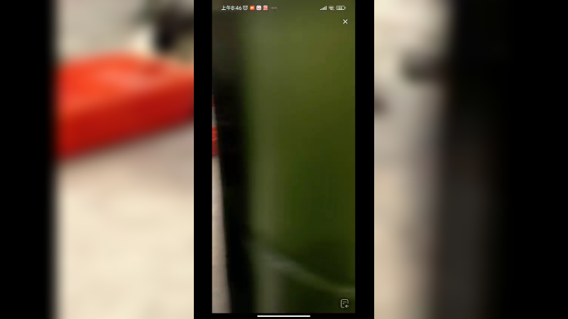 大熊猫坐着吃竹子，肚子上都是竹子皮