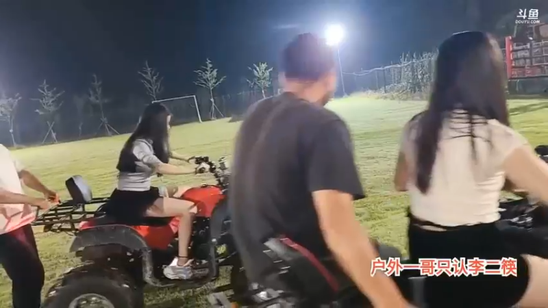 肖哥看女主播骑三轮摩托车，看起来很会玩
