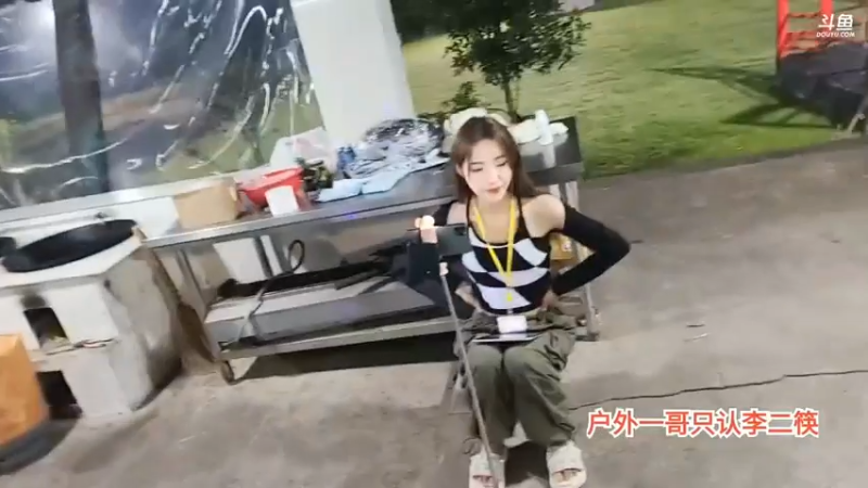 肖哥让女主播掰手腕，小宁煦有点东西