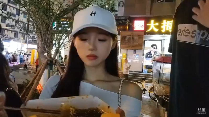 大舅哥和美女吃饭，美女吃的好开心