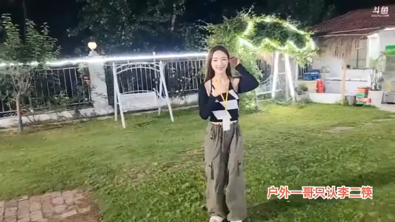 肖哥看美女小宁煦转圈圈，结果摔倒了