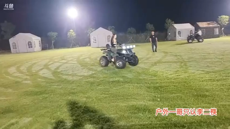 女主播学骑摩托车，五毒教的好认真