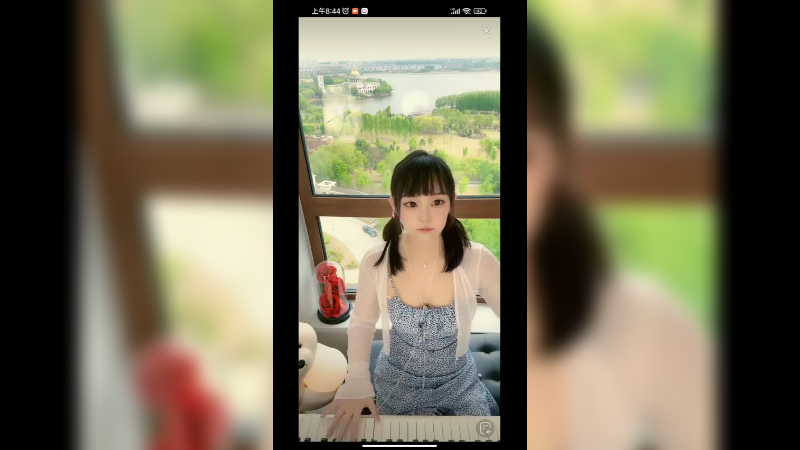 美女小姐姐弹琴很好听，好可爱的