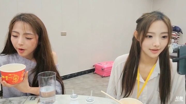 美女爱丽丝一直在吃，小宁煦都不急着吃啊