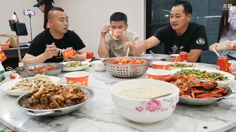 肖哥和女主播吃完饭，又是小龙虾大鱼大肉，大家说小宁煦好看